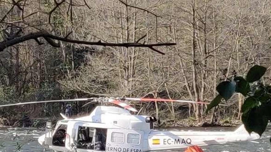 Accidente en una de las cargas |  Uno de los helicópteros de las Brigadas Antiincendios Forestales (BRIF) que atendió los fuegos en Belmonte de Miranda sufrió un pequeño accidente en una de las cargas en el pozo Las Mestas y acabó en el río Pigüeña (en la foto). Los dos ocupantes salieron ilesos.