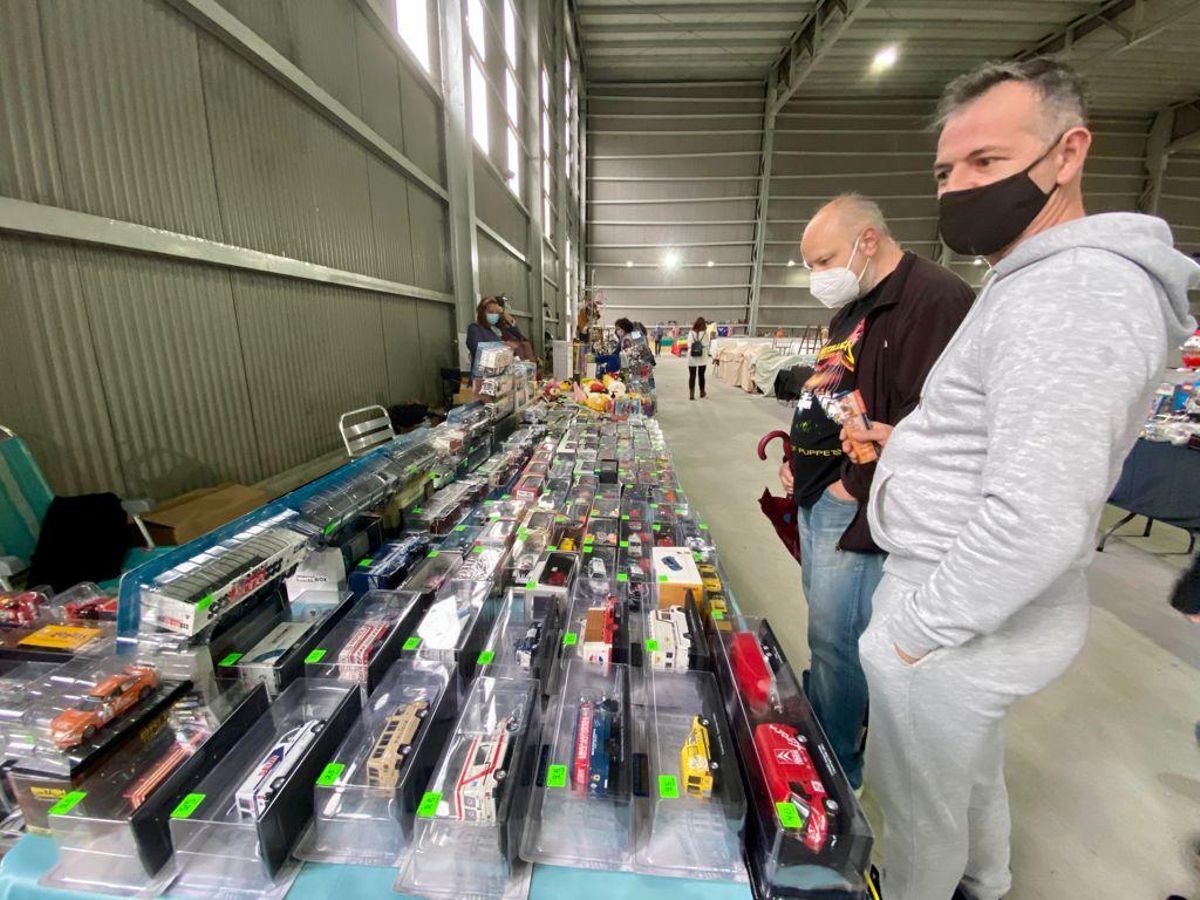 Guillermo Álvarez, con su hermano, en la Feria del Coleccionismo