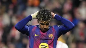 GIRONA, 16/02/2026.- El delantero del FC Barcelona, Lamine Yamal, tras fallar un penalti durante el partido de LaLiga de fútbol que Girona FC y FC Barcelona disputan este lunes en el estadio de Moltilivi. EFE/David Borrat.