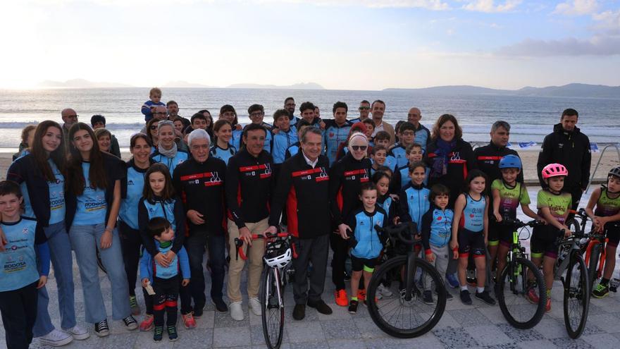 Las autoridades y Susana Rodríguez Gacio, ayer en Samil junto a un grupo de deportistas del Mar de Vigo y Delikia. |  // JOSÉ LORES