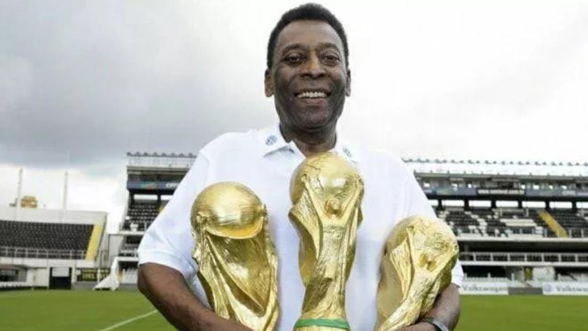 Pelé con los trofeos de los tres Mundiales que ganó con Brasil