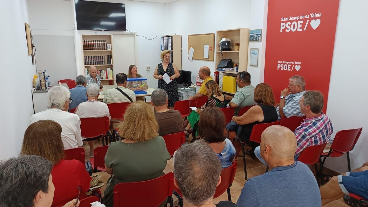 La secretaria general del PSOE de Sant Josep, Pilar RIbas, ante la militancia del partido.