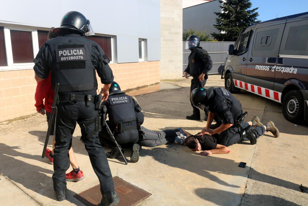 Els Mossos carreguen per dispersar les persones que tallaven la C-65 a Cassà