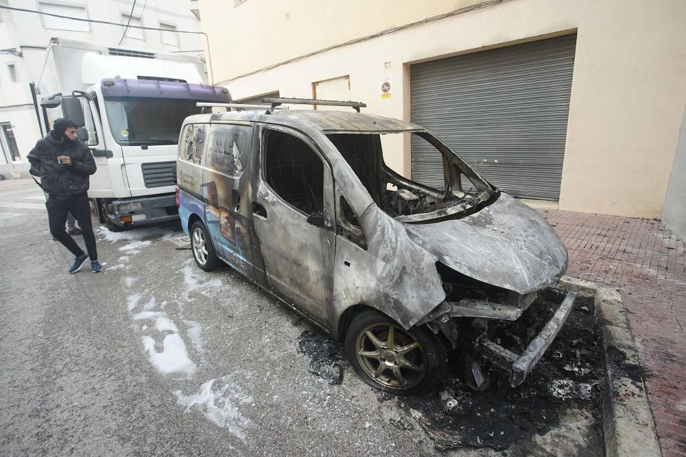 Un piròman crema vehicles i contenidors a Sant Feliu de Guíxols i Palamós