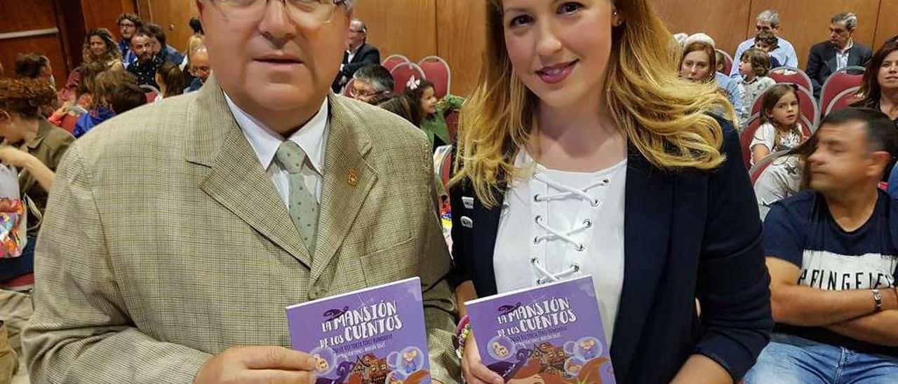 Dulce Victoria Pérez Rumoroso y Román Antonio Álvarez, ayer, en el Club LA NUEVA ESPAÑA de Avilés celebrado en el Palacio de Ferrera, con sendos ejemplares del libro que recopila los cuentos de Ratonchi en sus manos.