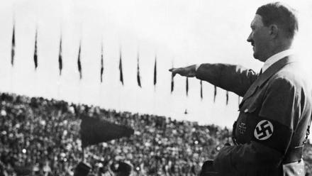 Hitler saluda a la muchedumbre en un evento deportivo en 1935