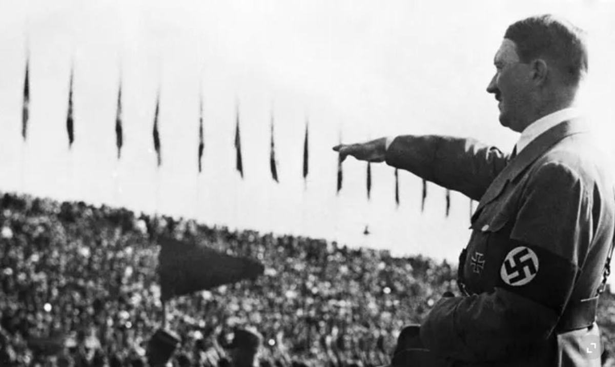 Hitler saluda a la muchedumbre en un evento deportivo en 1935