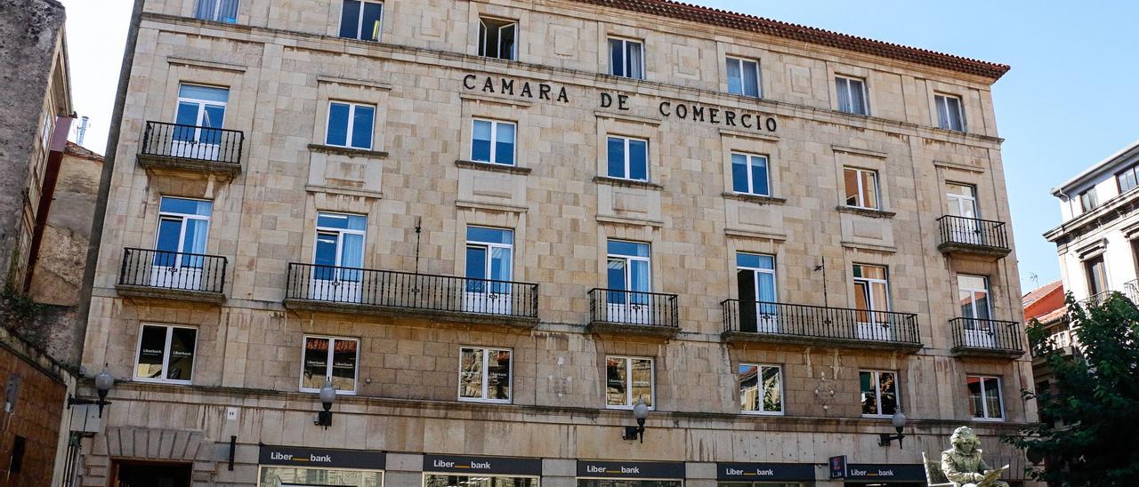 Fachada del edificio de la Cámara de Comercio de Avilés.