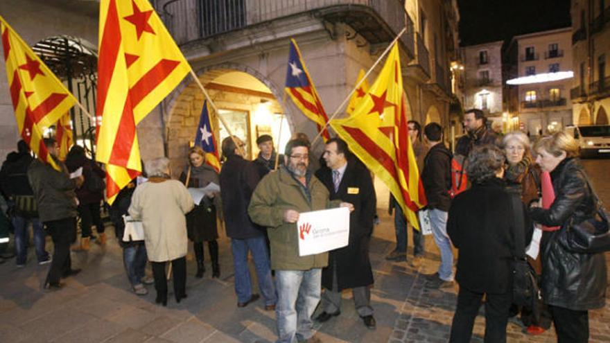 Concentració a favor de la independència, dilluns passat abans del ple.