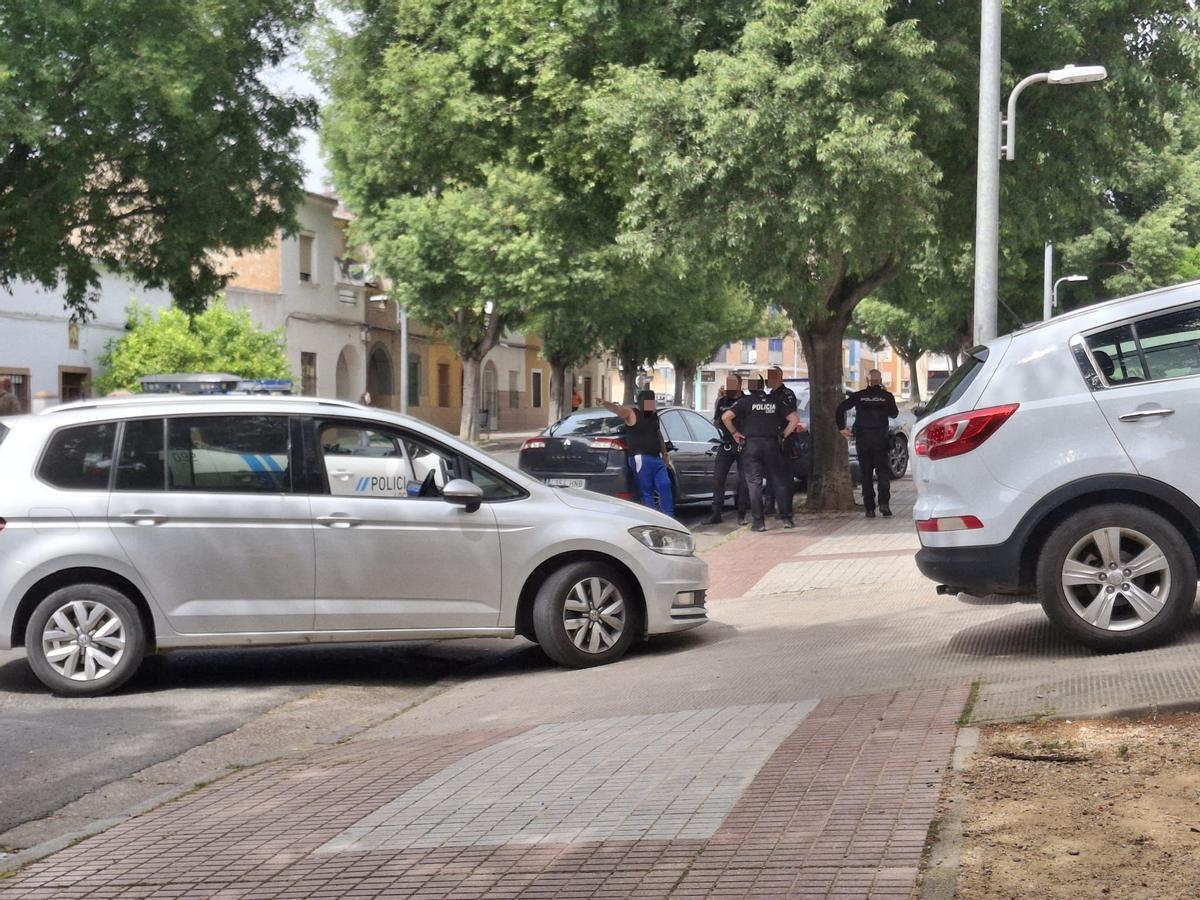 Agentes de la Policía Nacional desplegados en la avenida Santo Cristo de la Paz tras el tiroteo del pasado jueves.