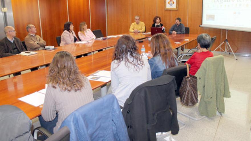 Presentación del ´blog´ a la Comisió de Seguiment de l´Any Villangómez, ayer en el Consell.