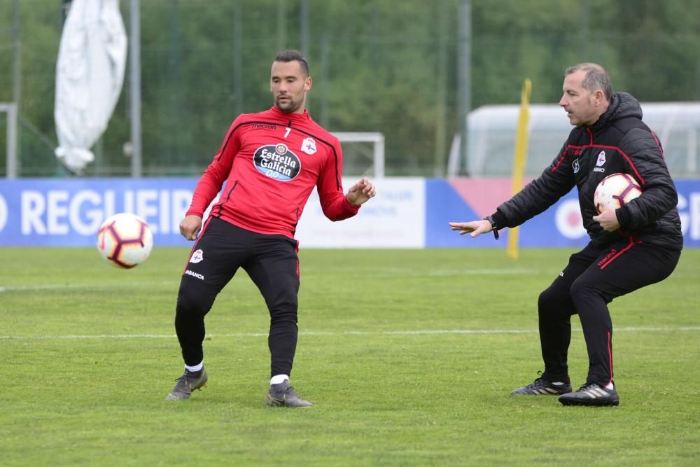 El nuevo entrenador Pablo Martí dirige un entrenamiento con ejercicios ofensivos y partidos en espacio reducido de alta intensidad.