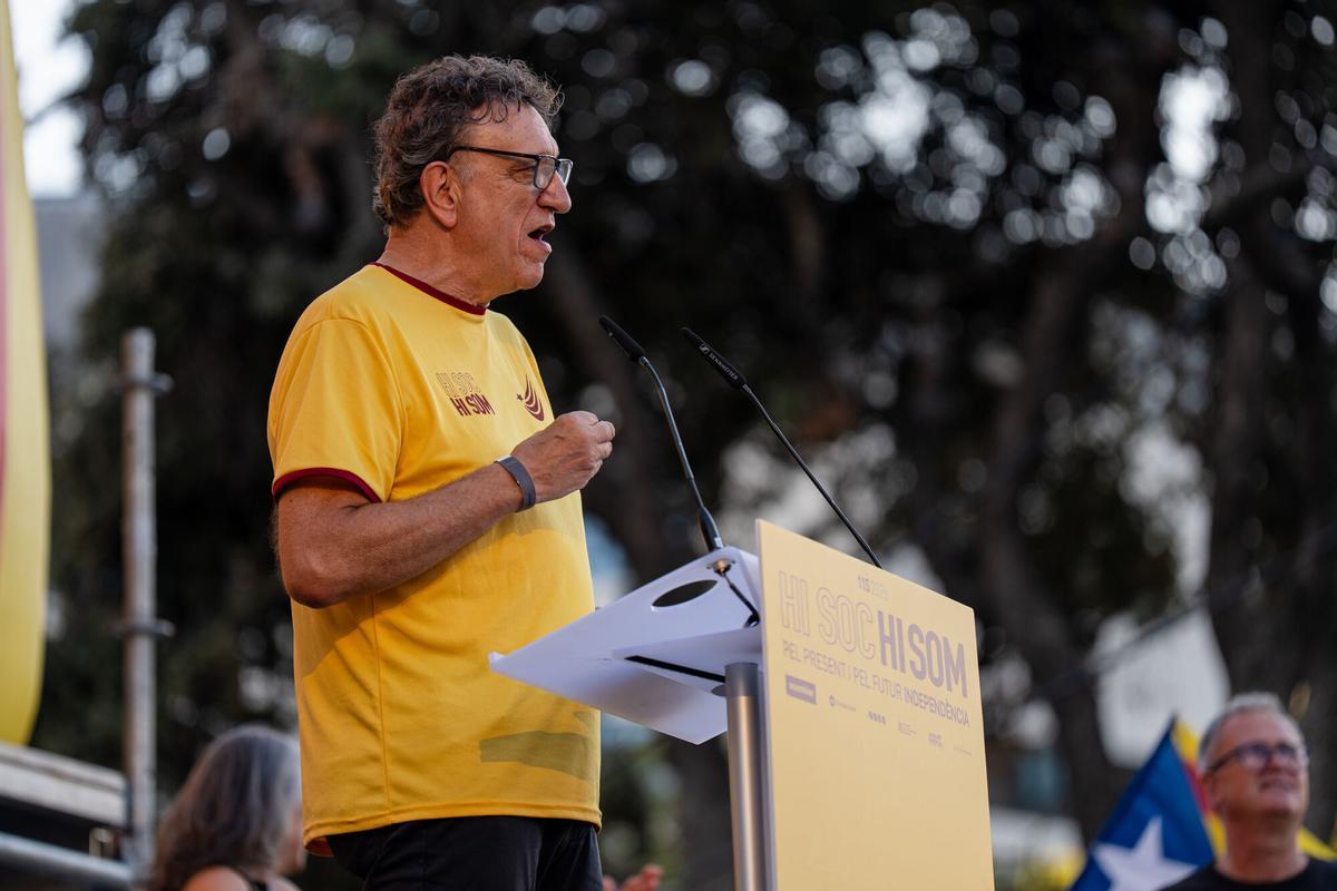 El president de l'ANC, Josep Vila, durant els parlaments al final de la manifestació independentista per la Diada a Barcelona