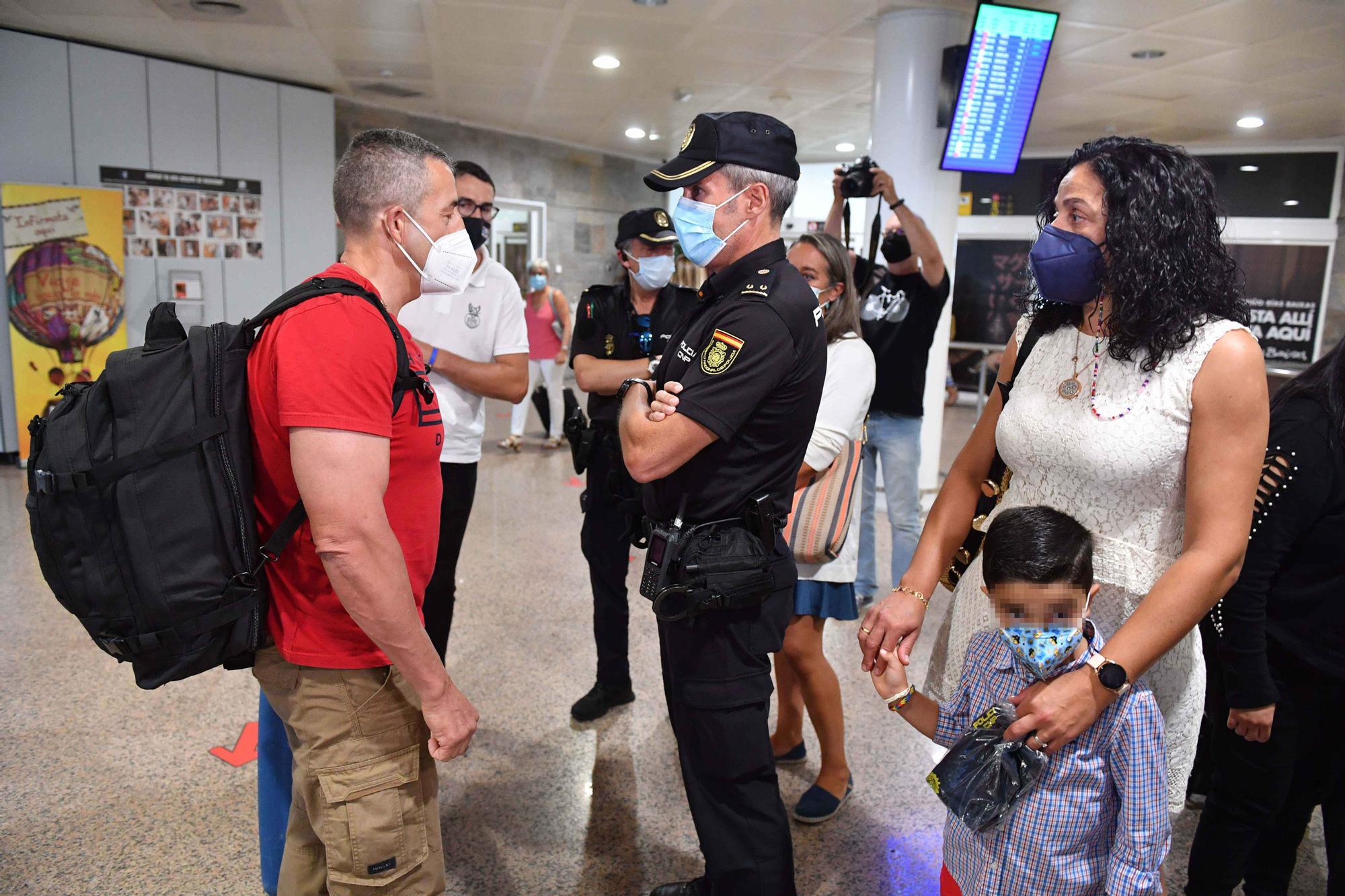 Caluroso recibimiento en el aeropuerto de Alvedro a Víctor Bellón, el policía gallego destinado en Kabul