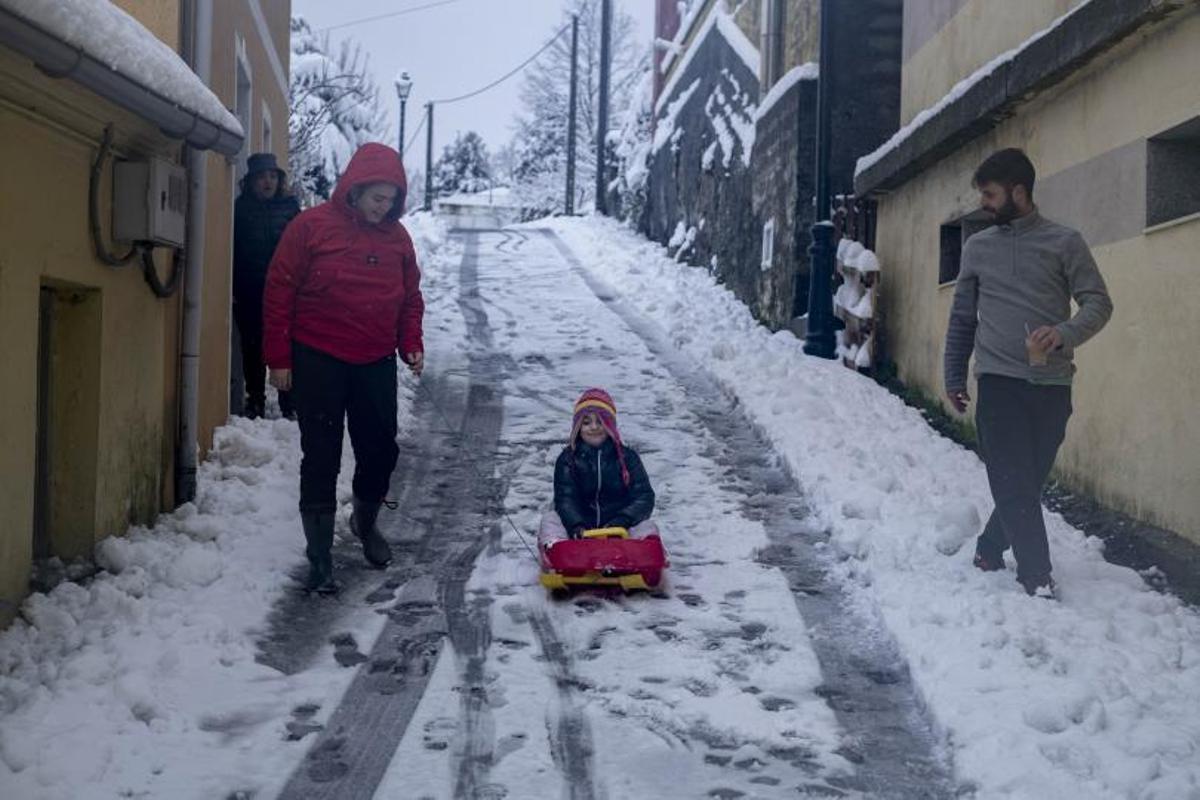 San Xoán de Río, completamente cubierto por la nieve.   | // BRAIS LORENZO