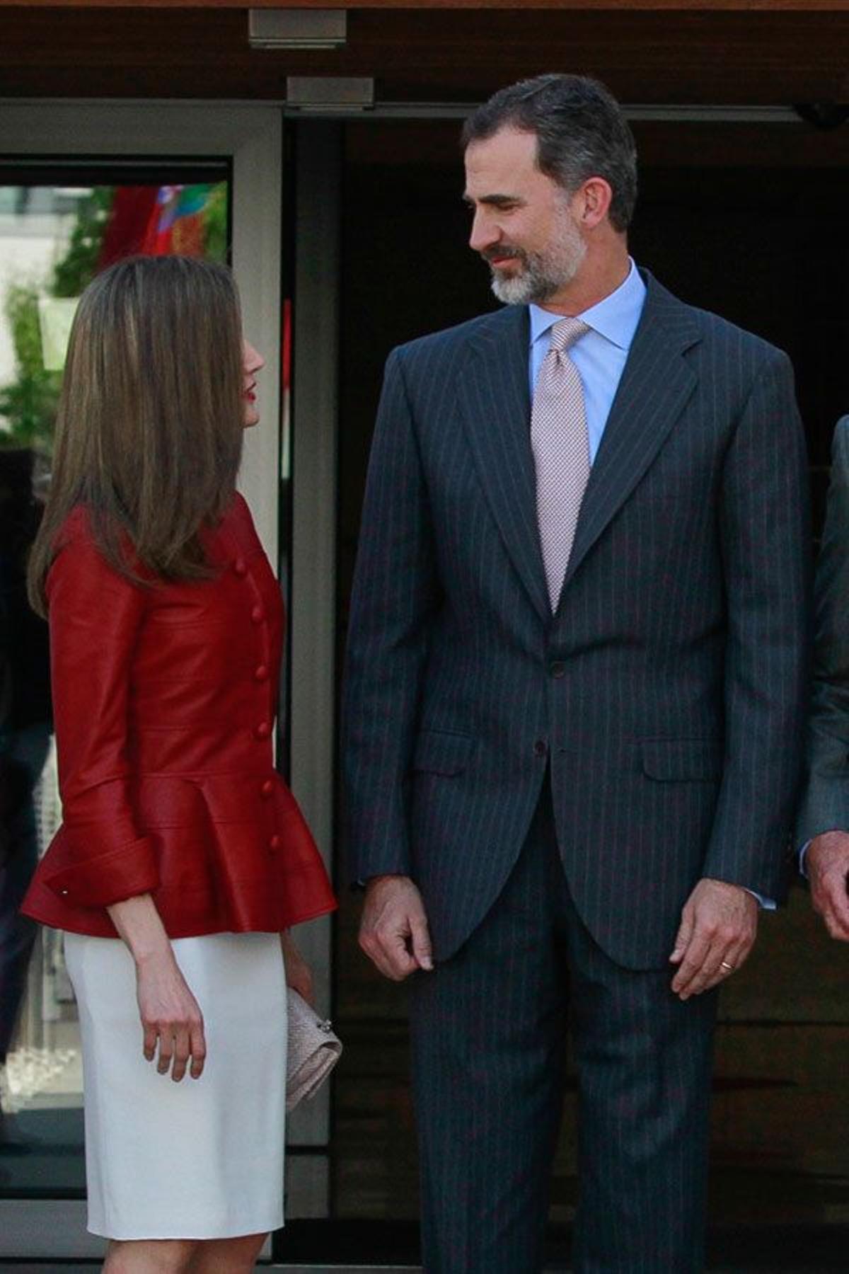 Letizia Ortiz con con cuerpo rojo de cuero junto al Rey Felipe