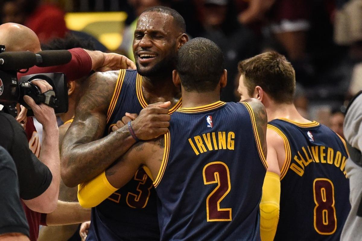 LeBron James y Kyrie Irving celebran una victoria durante la etapa de ambos en Cleveland.