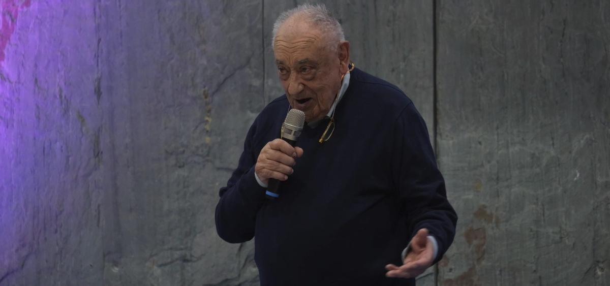 Jorge Bermello, ayer, dirigiénse al público en Expourense tras recibir el homenaje de la feria Inspiro.  | ROI CRUZ