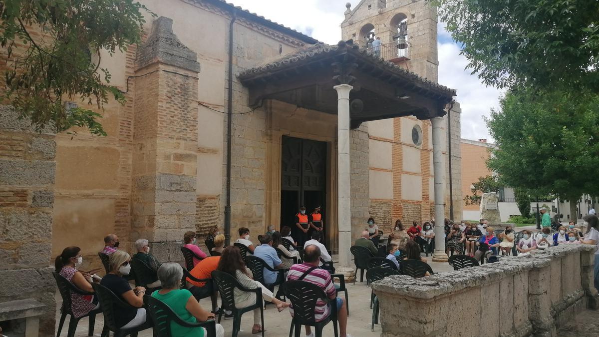 Toresanos siguen desde el atrio de la ermita la misa de fiesta en honor de la Patrona