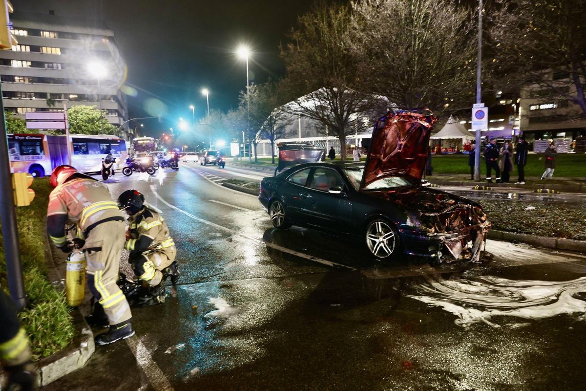 Alarma en Gijón por un coche ardiendo en la plaza del Humedal (en imágenes)