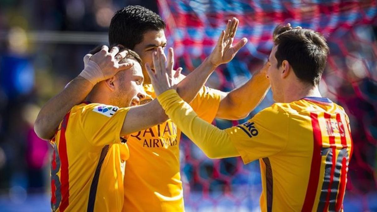 Los jugadores del Barça se abrazan tras el primer gol