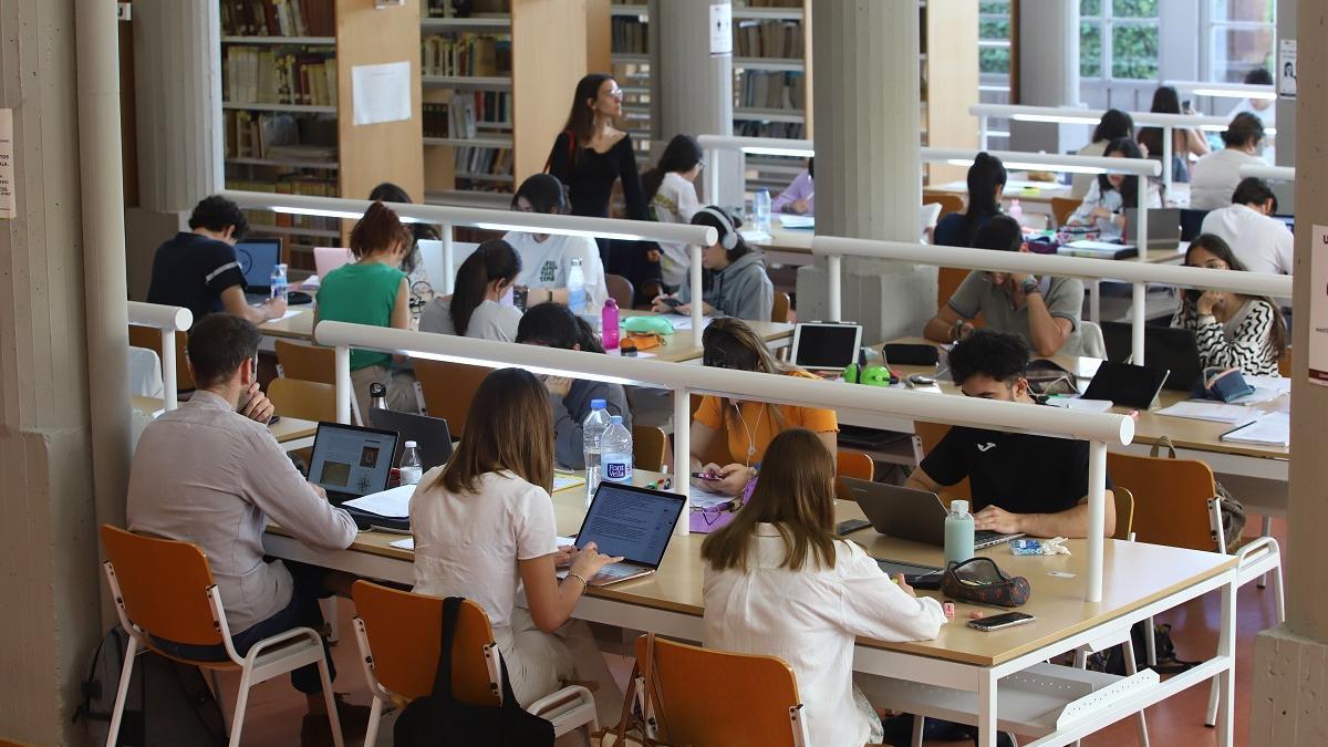 Estudiantes en la biblioteca de la Facultad de Filosofía de la UCO.