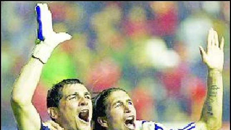 Casillas y Sergio Ramos saludan a los aficionados madridistas.