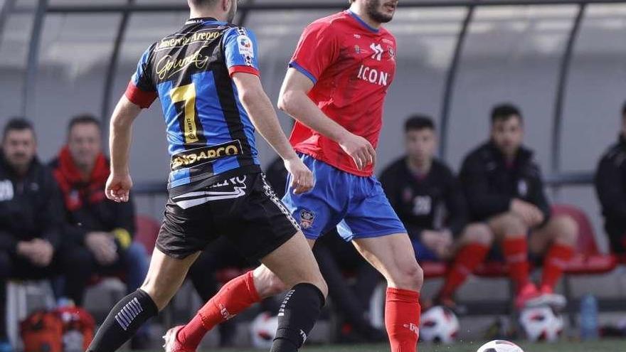 Antón Vilas, del Choco, conduce el balón durante un partido del Choco en Redondela. // Ricardo Grobas