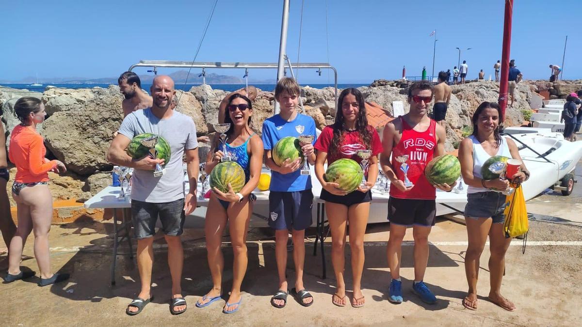 Los ganadores de la Travessa Son Serra de Marina posan con sus trofeos