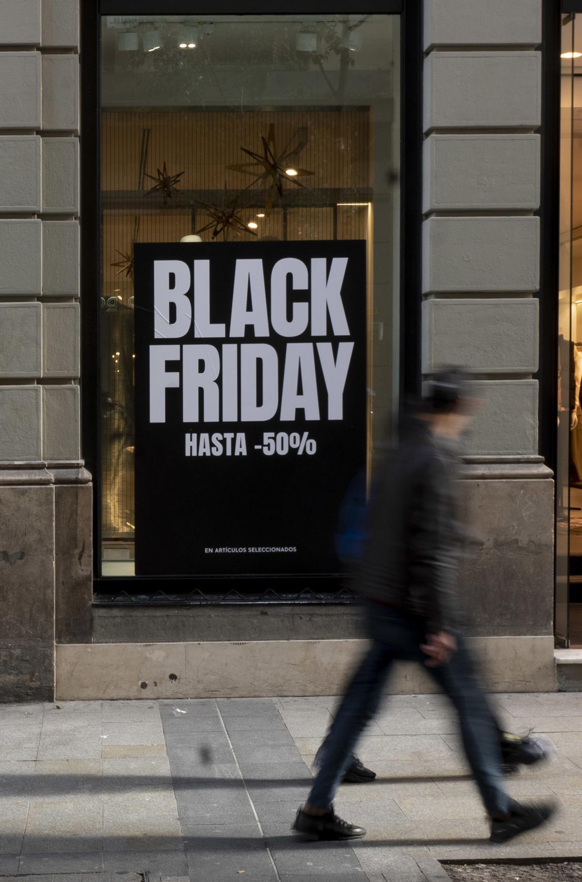 Un cartel publicitario anuncia rebajas con motivo del Black Friday, en Madrid (España).