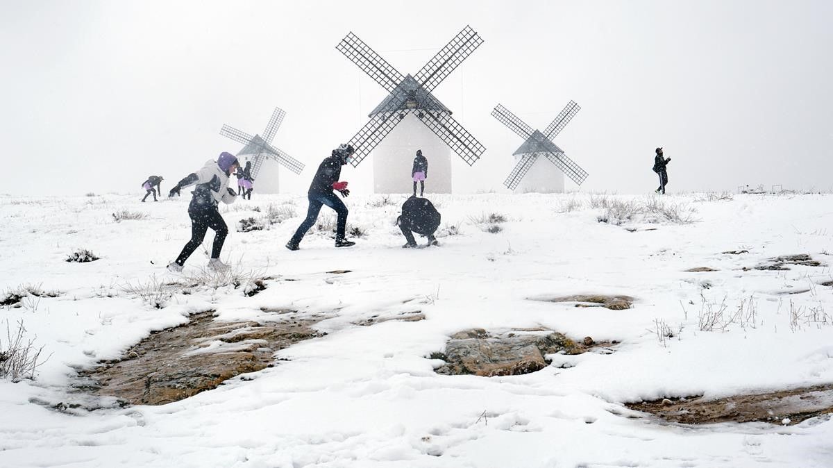 Una gran nevada cae sobre Campo de Criptana  en Castilla-La Mancha (Espana) a 7 de enero de 2021  Castilla-La Mancha tiene activado el Plan Especifico ante el Riesgo por Fenomenos Meteorologicos Adversos (Meteocam) desde las 18 00 horas de este  miercoles en su fase de emergencia nivel 1  en prevision del temporal de nieve en la Comunidad Autonoma  La borrasca Filomena tiene en alerta a casi toda Espana ante el riesgo de copiosas nevadas en zonas del centro y este peninsular  mucho viento fuerte y precipitaciones persistentes  ademas de una bajada de las temperaturas  que quedaran en niveles inferiores a los habituales de esta epoca   7 ENERO 2021 NIEVE NEVADA CIUDAD REAL CASTILLA-LA MANCHA CLIMA METEOROLOGIA PREDICCIONES PRONOSTICOS  Rey Sotolongo   Europa Press  07 01 2021