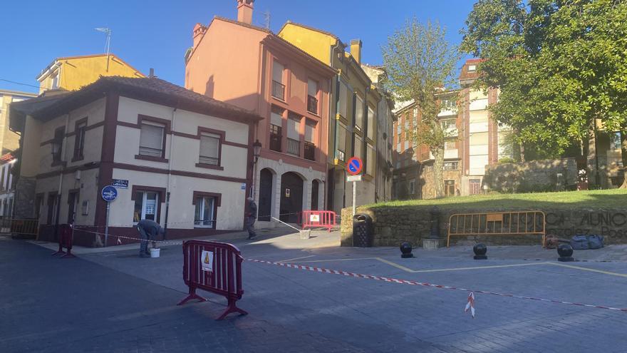 Carreño mejora el pavimento de varias calles del centro de Candás,  con cortes de tráfico hasta el jueves