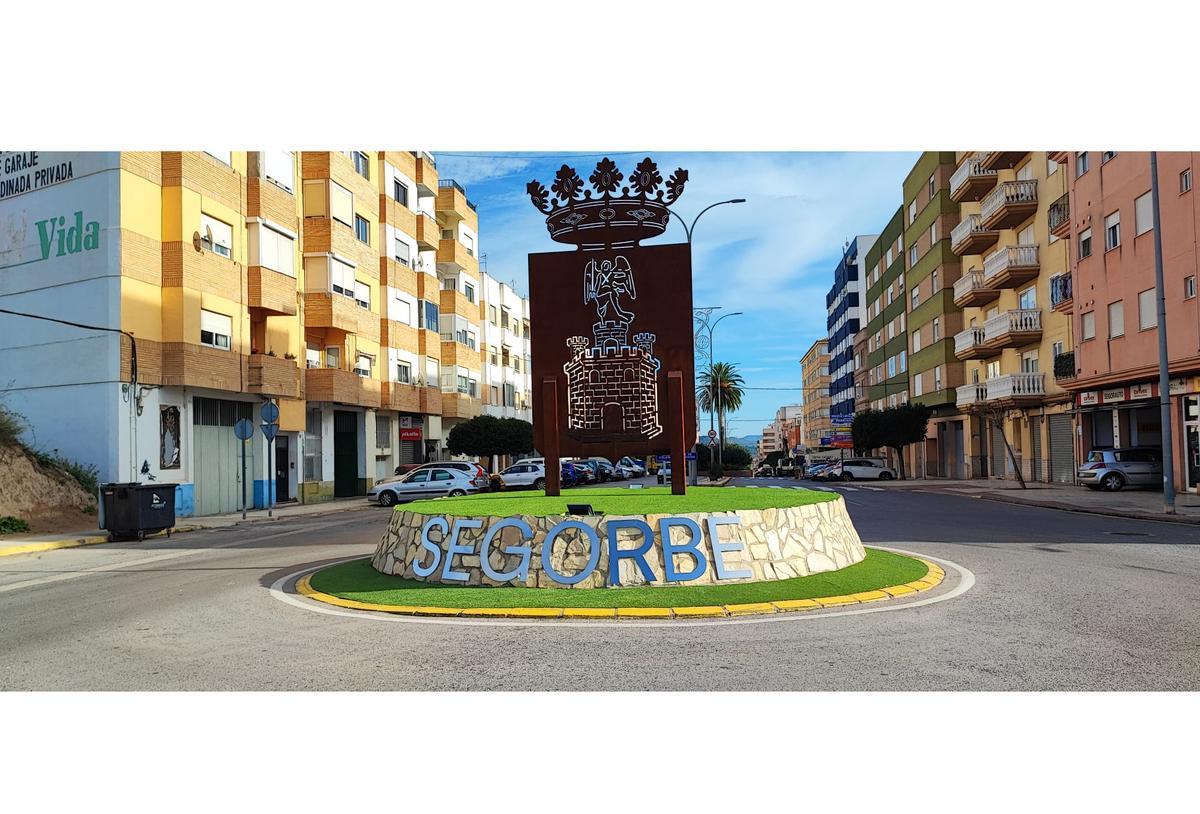 Una de las rotondas de Segorbe cuenta ahora con las letras del nombre de la ciudad.
