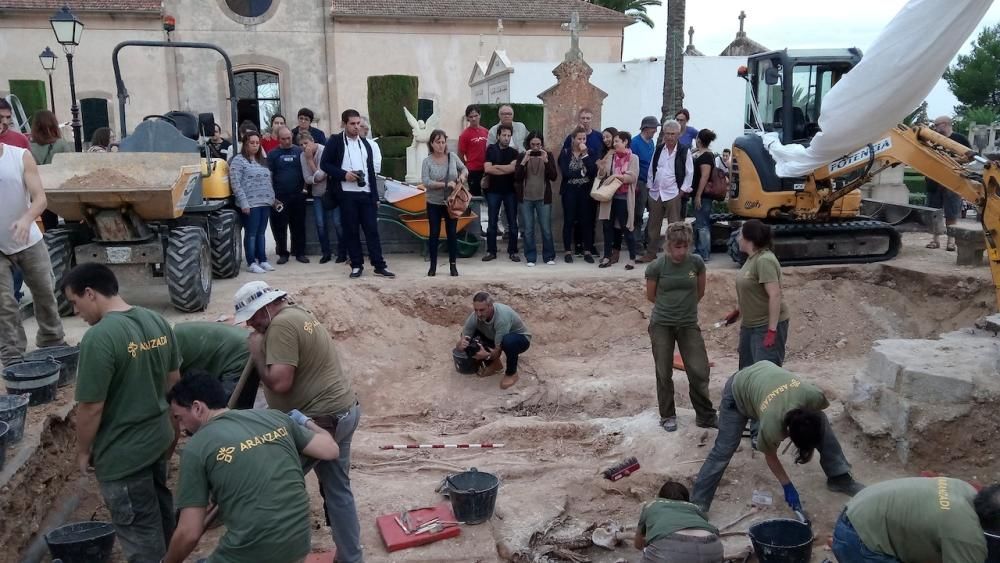 Tercera jornada de trabajos de exhumación en la fosa de Porreres