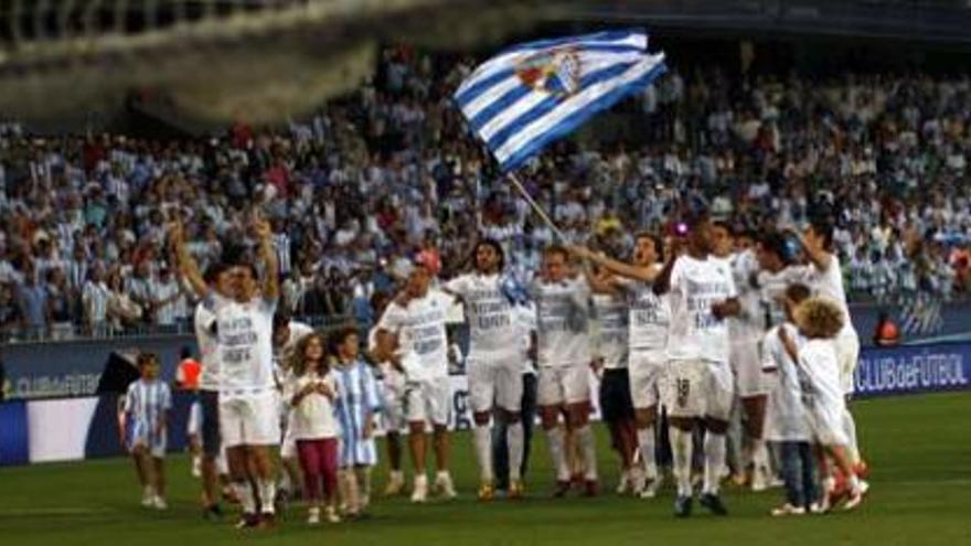 Los jugadores del Málaga saltaron al césped después del final del partido para celebrar la clasificación con la afición. Jon Nazca (Reuters)