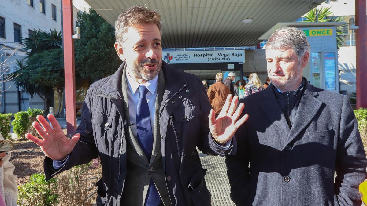 José Juan Zaplana y Pepe Vegara, en la puerta del Hospital Vega Baja