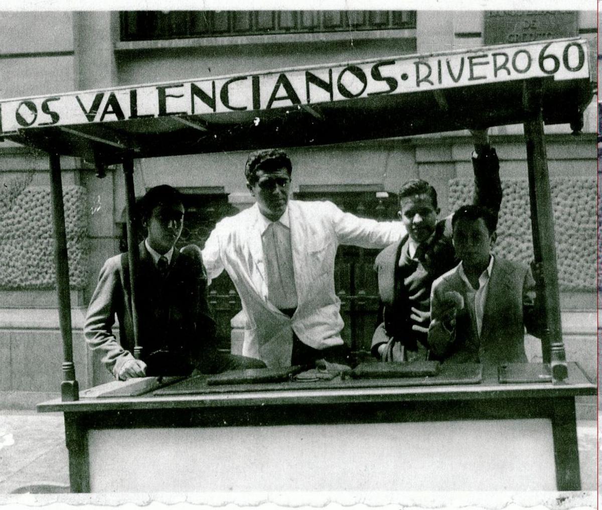 1.- Román y Vanessa Guillem, en un carrito de helados ubicado frente al local de Los Valencianos en Rivero. 2.- Un carrito de los helados de Los Valencianos en El Parche. 3.-Un vendedor de la heladería en Trasona. 4.- Manolo, un antiguo empleado de Los Valenciano, posa junto a unos niños ante la iglesia de Sabugo. 5.- Antonio Guillem, fundado, con sus hijos Antonio y Fernando. 6.-Antonio Guillem posa junto a unos amigos. 7.-Una furgoneta de Los Valencianos en Santa María del Mar (Castrillón).