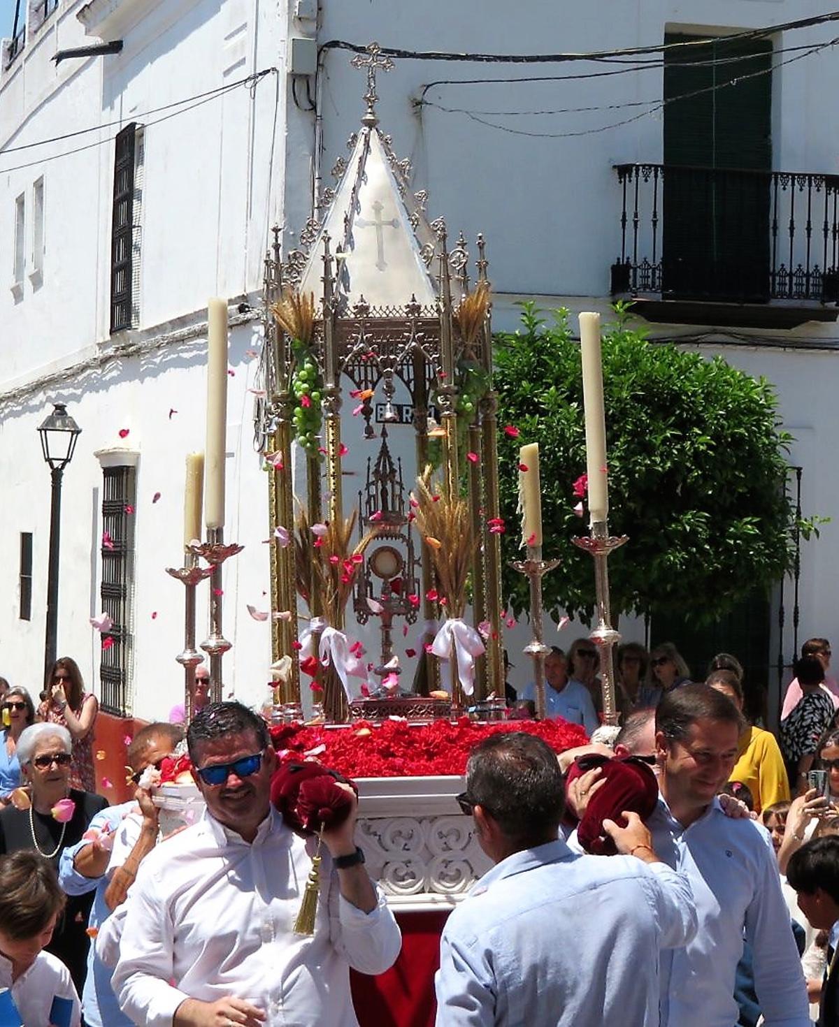 Los padres portan las andas del Corpus durante la procesión