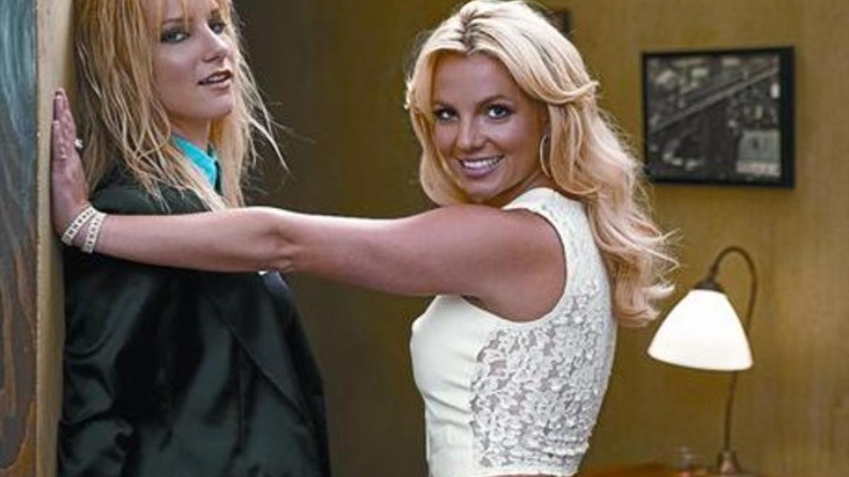 Heather Morris (izquierda) imita a Britney Spears, mientras esta encarna a Madonna, en un episodio de 'Glee'.
