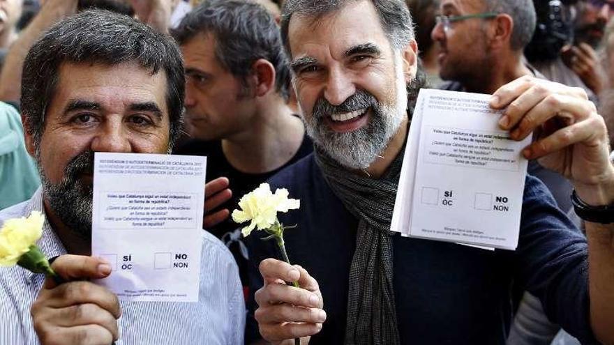 Jordi Sánchez y Jordi Cuixart muestran las papeletas. // Efe