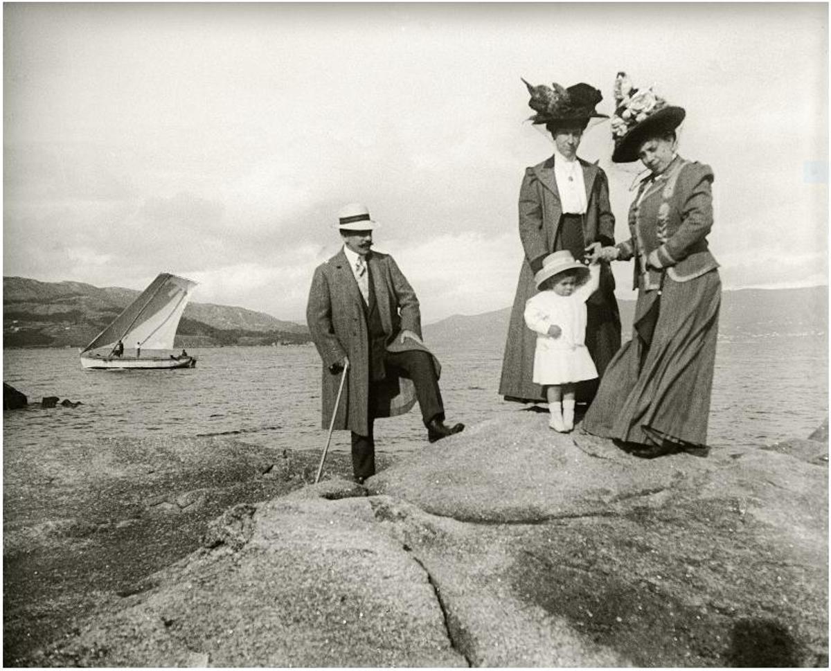 Familia Sanjurjo de veraneo no Con,  caro o ano 1908.