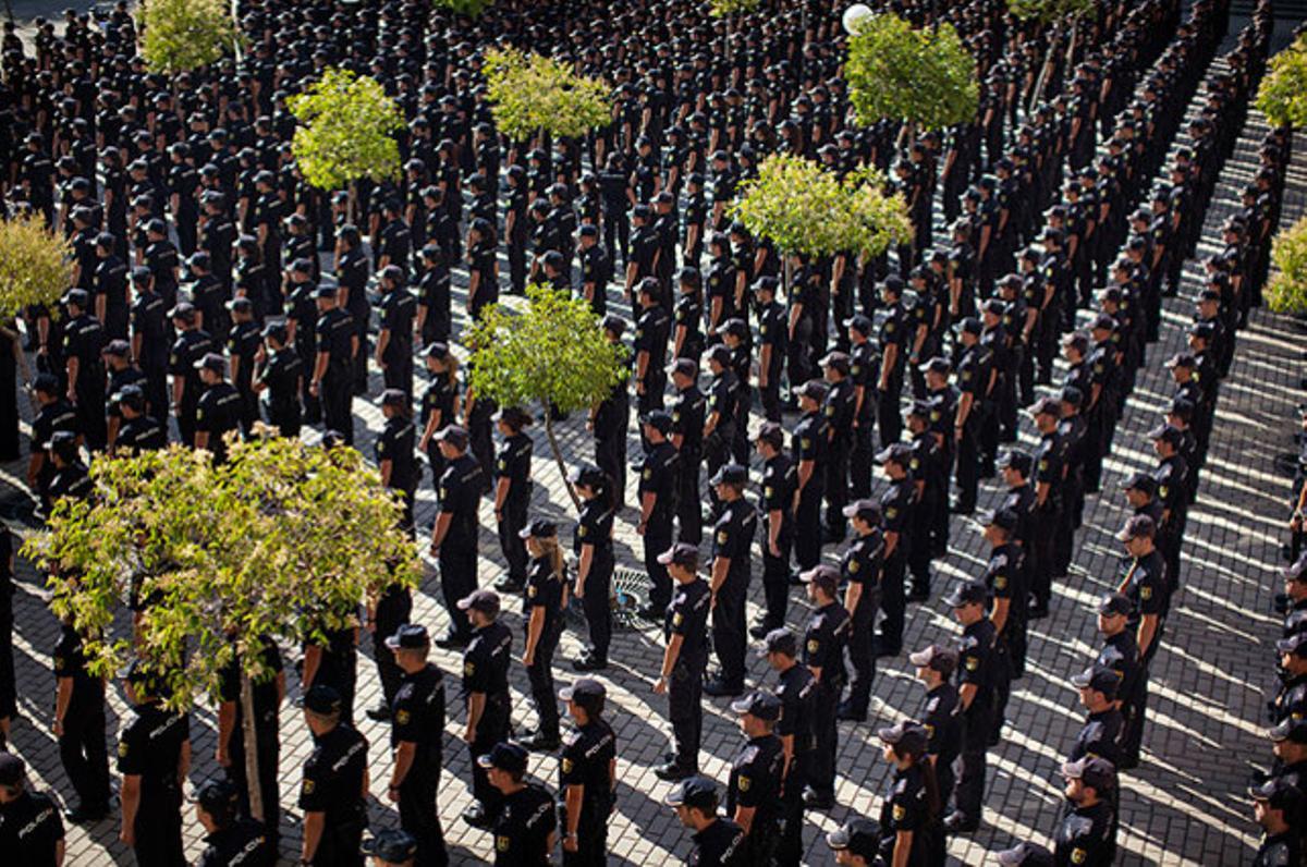 Uns 1.200 cadets de policia durant una cerimònia de graduació celebrada en un centre de policia de Madrid.