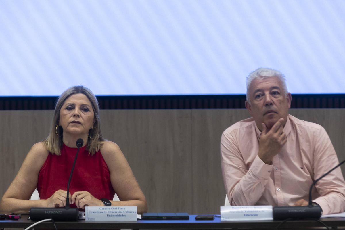 La consellera de Educación y el secretario autonómico durante una negociación con los sindicatos