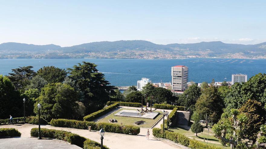 Vista parcial de la Ría de Vigo desde O Castro, ayer. // José Lores