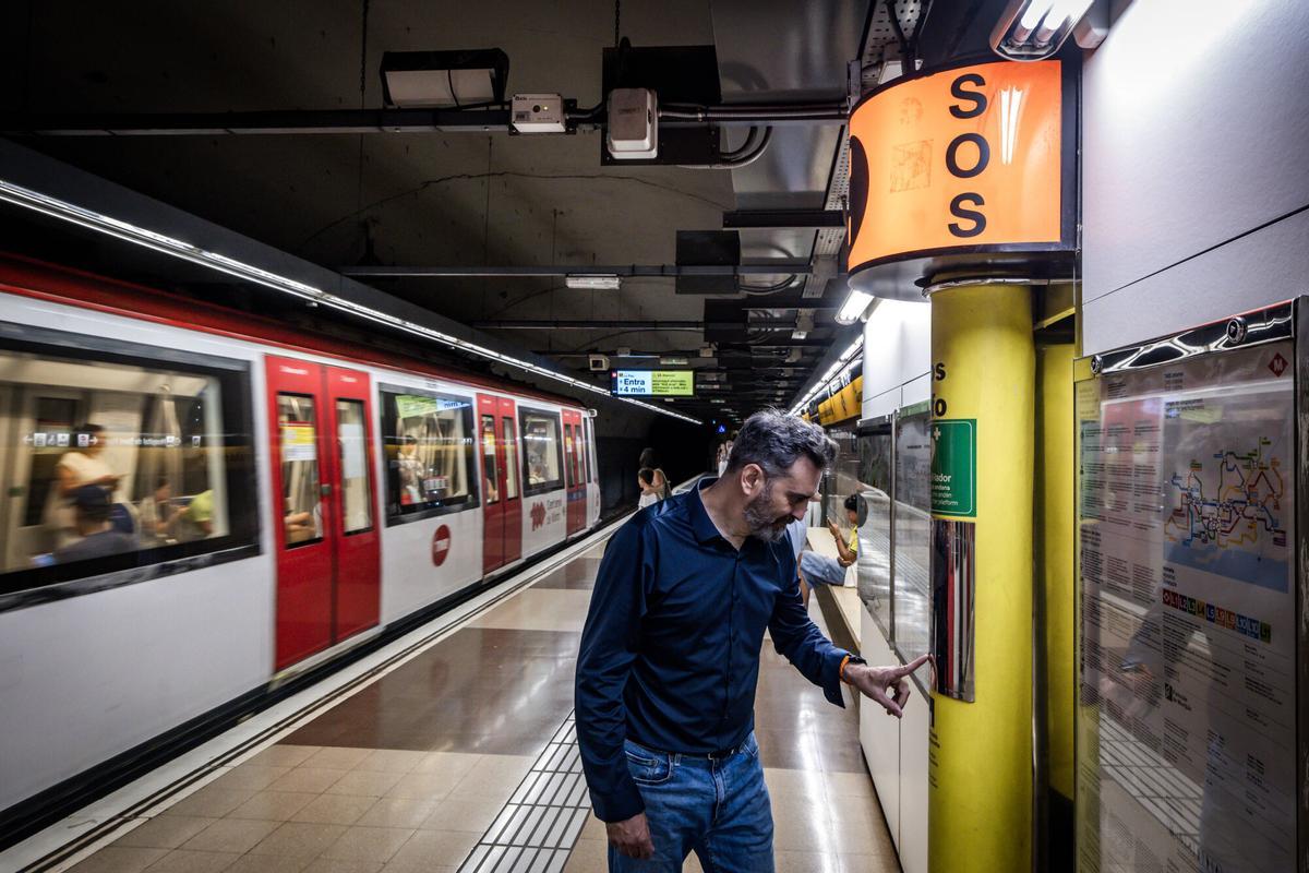 Barcelona 09/07/2026 Barcelona. Ferran Anguera,cap de protecció civil del metro de Barcelona,junto a uno de los interfonos SOS ubicados en los andenes del metro de Barcelona. AUTOR: JORDI OTIX