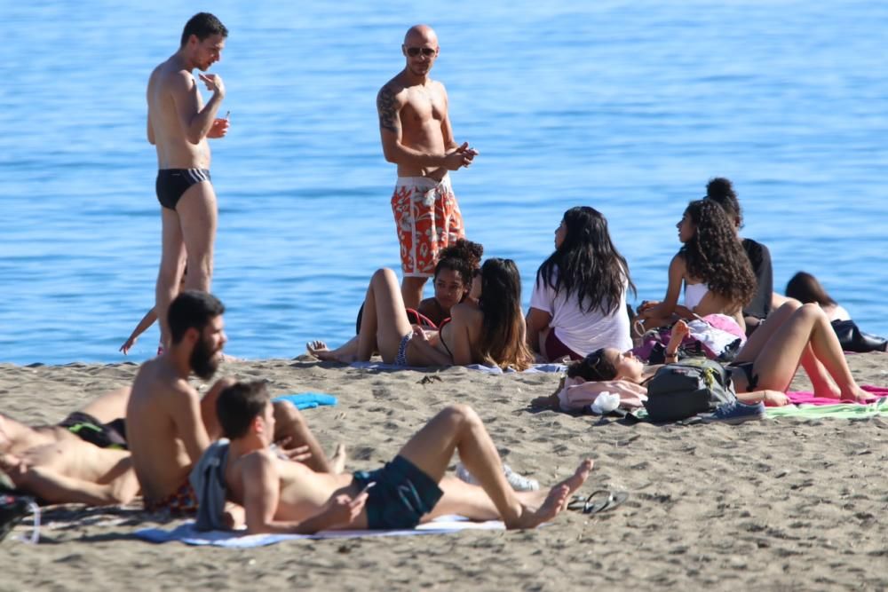 La subida de las temperaturas de los últimos días, que tendrá el sábado sus máximas, ha llevado a muchos malagueños a las playas de la capital.