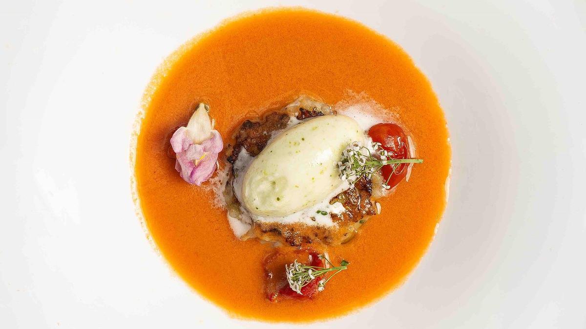 Sopa de tomate con 'burger' de vieiras y helado de apio y lima del restaurante Windsor.