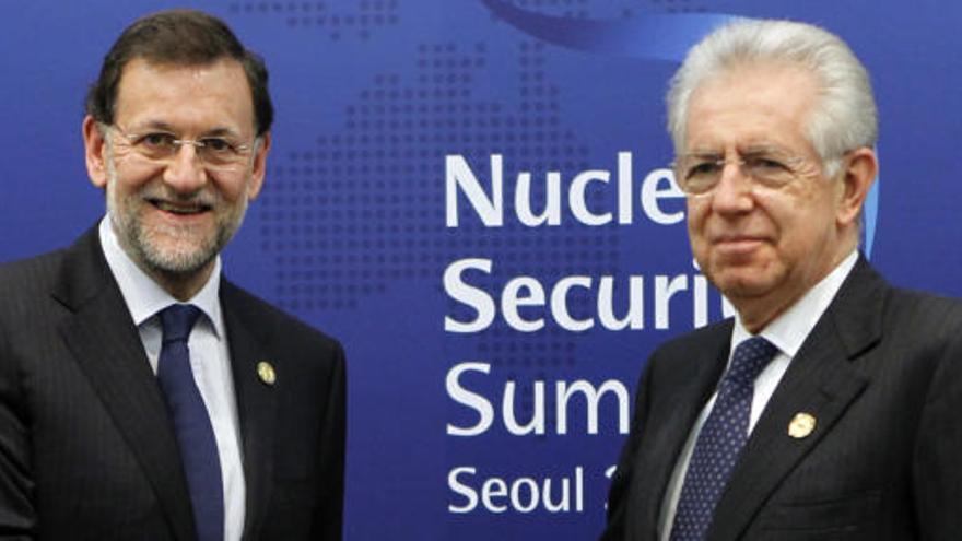 Rajoy saluda a Mario Monti.