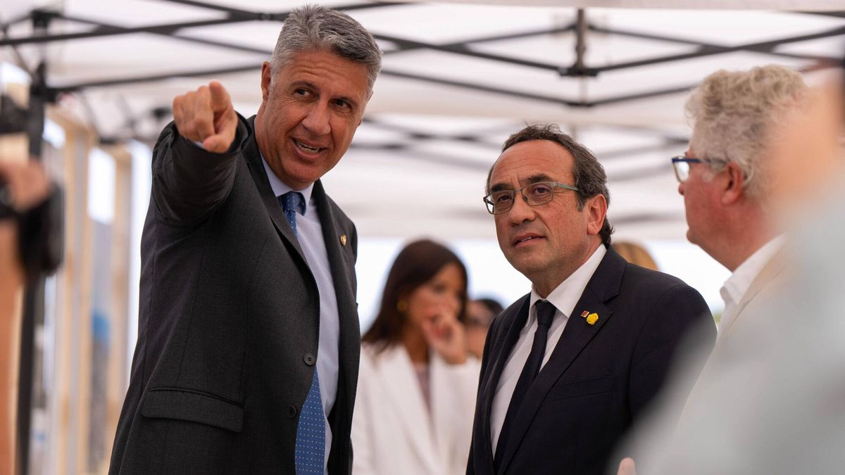 El alcalde de Badalona, Xavier García Albiol, con Josep Rull, president del Parlament, en junio.