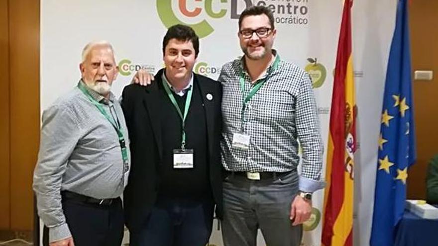 El presidente de CCD, en el centro, y a la derecha César González